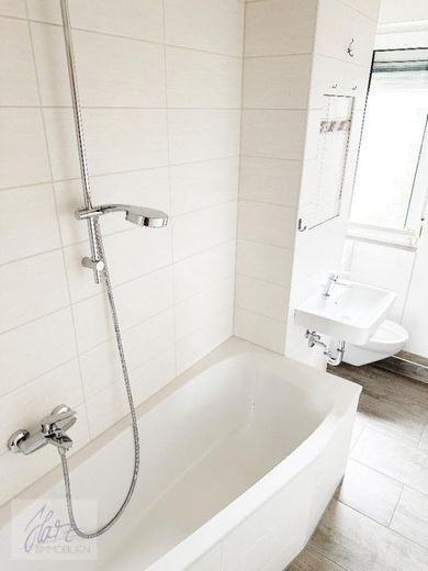 ***CHARMANTE EIGENTUMSWOHNUNG IN GEPFLEGTER WOHNANLAGE*** - Ideal für Eigennutzer und Kapitalanleger – Tageslichtbad mit Raumsparwanne, Toilette, Waschtisch und Handtuchheizkörper