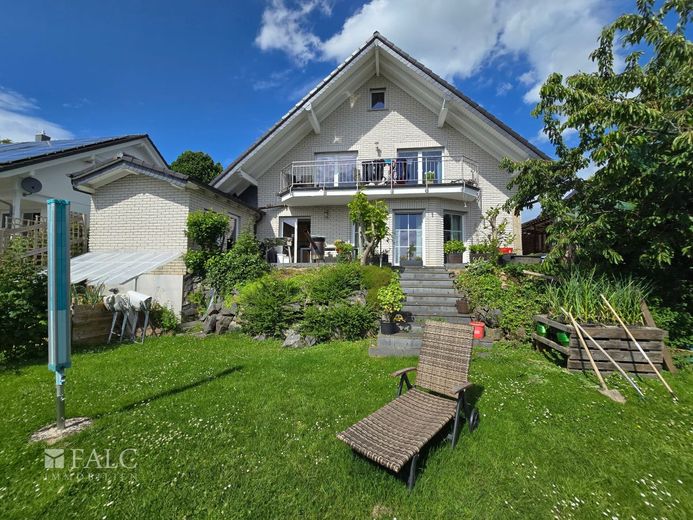 Ein großes Haus im Blumen Viertel in Nümbrecht – Außenansicht
