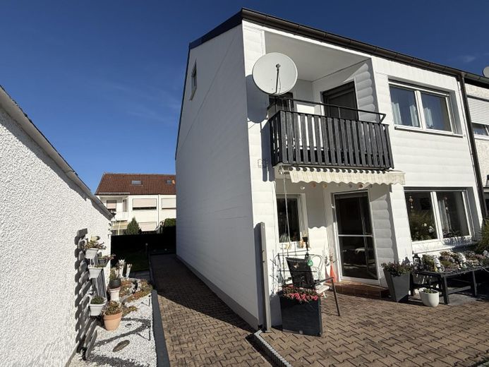 ***Curata casa bifamiliare ai margini del centro abitato di Illerberg*** – Außenansicht Süd-Westen