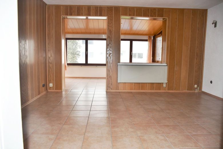 Freistehendes Zweifamilienhaus mit Pool und gewachsenem Garten – Wohnung OG: Wohnen
