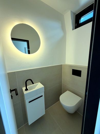 Neuwertiges Reihenmittelhaus, Fußbodenheizung, eigenem Garten & Garage – Gäste WC