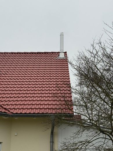 *senza provvigione* Casa familiare con impianto fotovoltaico, accumulo, camino e ampio giardino – Schornstein Kamin