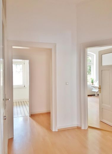 Centrumsnahe Anliegerstrasse, mit eigenem Garten – Flur