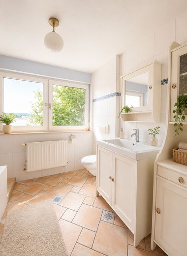 Wohnen & Arbeiten unter einem Dach – 479 m², 2 Wohnungen, Büros + Halle und Garten – Badezimmer, Wohnung A