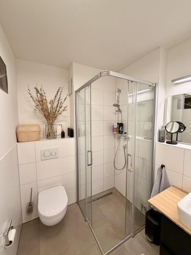 Exclusive 4-room apartment with designer kitchen and underground parking space – living at the highest level – Foto 12
