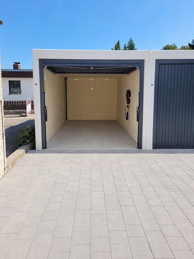 Erstbezug: A+ Neubau-Reihenhaus mit 6 Zimmern, Premiumküche, PV-Speicher & Garten – Garage mit Stellplatz