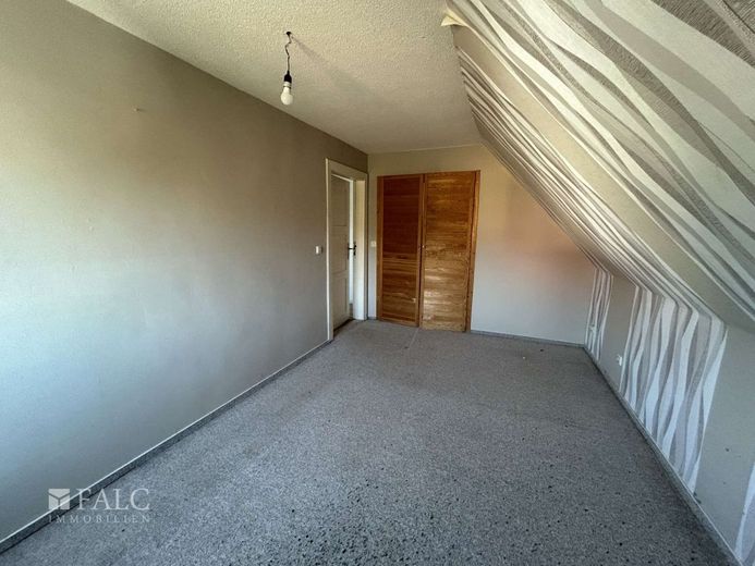 Sanierungsbedürftige Doppelhaushälfte + mögliches Baufeld – Schlafzimmer