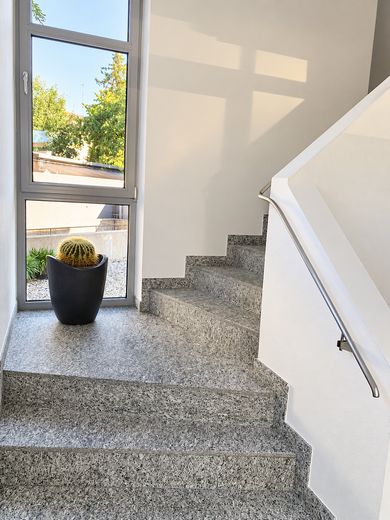Helle Büro/ Praxisräume in Burghausen - ca. 100 (optional 200 m²) mit vielseitiger Aufteilung – Treppenhaus