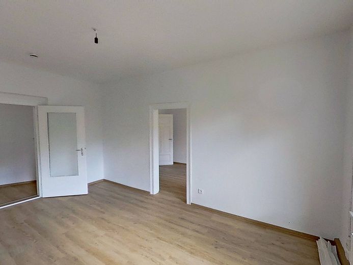 Light-filled GEM OF A HOME: Attractive 3-room apartment with BALCONY in Nuremberg – Ansicht II: Wohnzimmer