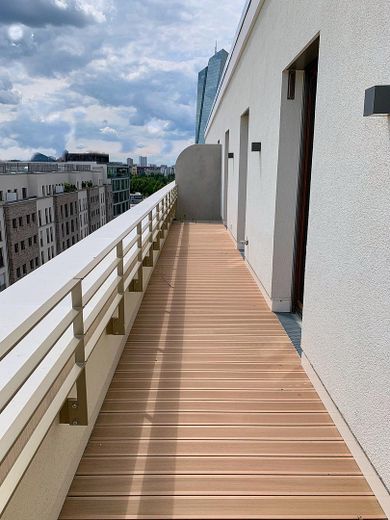 Traumhaftes Penthouse im Ostend | 143 m² · 3m Deckenhöhe · 2 Terrassen · KfW55 – 0% Provision – Südost-Terrasse