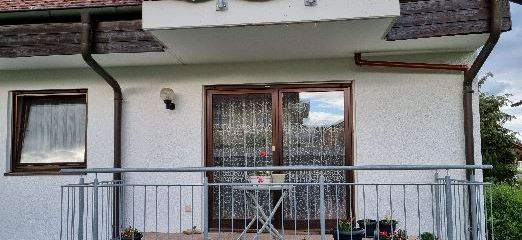 *Accogliente casa per single o coppie con balcone soleggiato e posto auto coperto a Horb-Betra* – Balkon