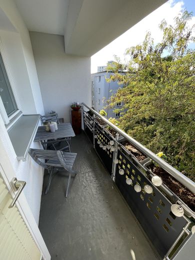 Investissement ou usage personnel : location de courte durée établie à Wolfsburg-Hellwinkel – Balkon/ Loggia