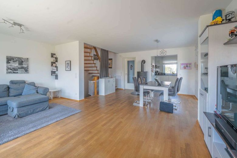 Großzügiges, effizientes Einfamilienhaus, 5 Zimmer + Hobbyraum, Terrasse mit Garten – Wohnzimmer