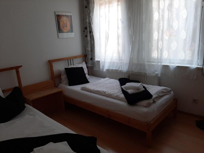 Appartamento di 2 locali parzialmente arredato, ca. 60 m² al piano terra con cucina soggiorno e spazio esterno – Schlafzimmer