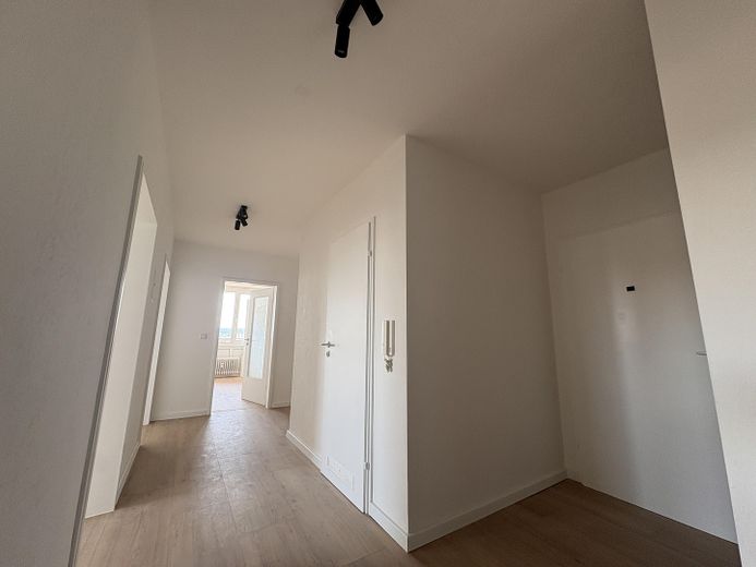 Bamberg'de balkonlu ve ankastre mutfaklı yenilenmiş 3 odalı daire (WE23) – Flur