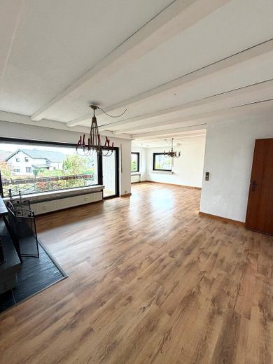Vielseitiges Mehrfamilienhaus mit 3 Einheiten & attraktivem Baugrundstück – Wohnzimmer EG