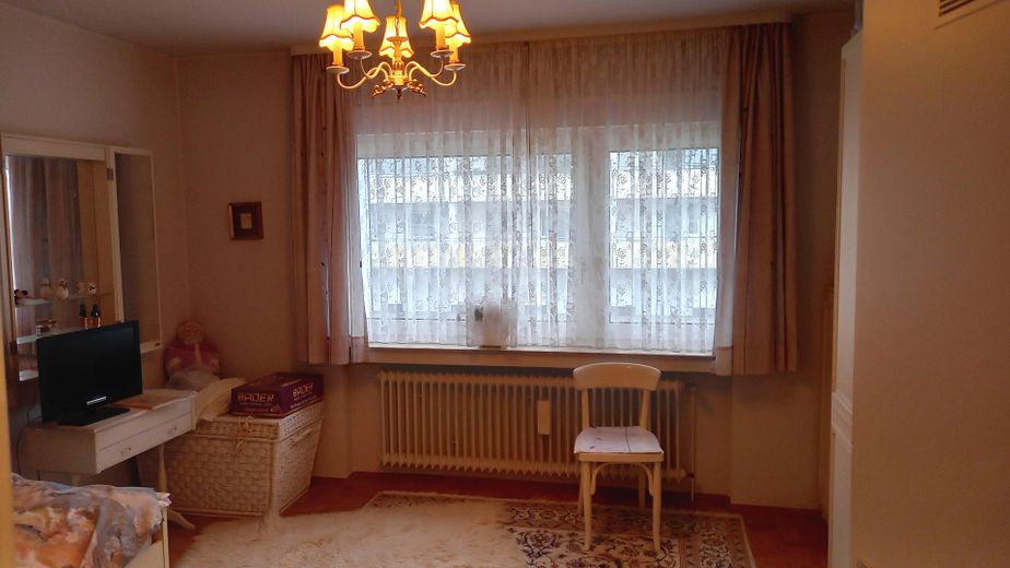 sonnige Wohnung mit Weitblick – Schlafzimmer möbliert