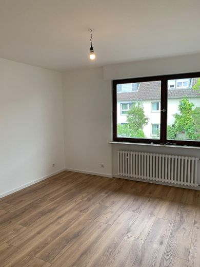 Gruntownie odnowione mieszkanie 3-pokojowe w Neu-Isenburg z balkonem – Schlafzimmer rechts 