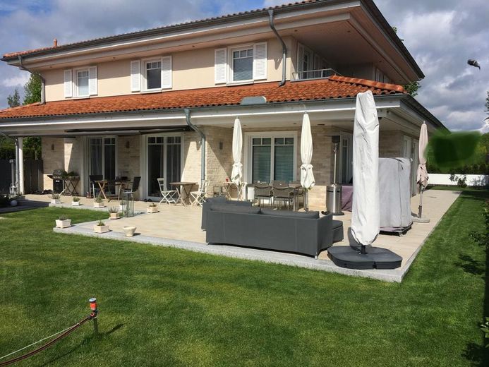 Große und modern-luxuriös ausgestattete Villa im Toskana-Stil am Hamburger Stadtrand zu verkaufen – Hausansicht (2)