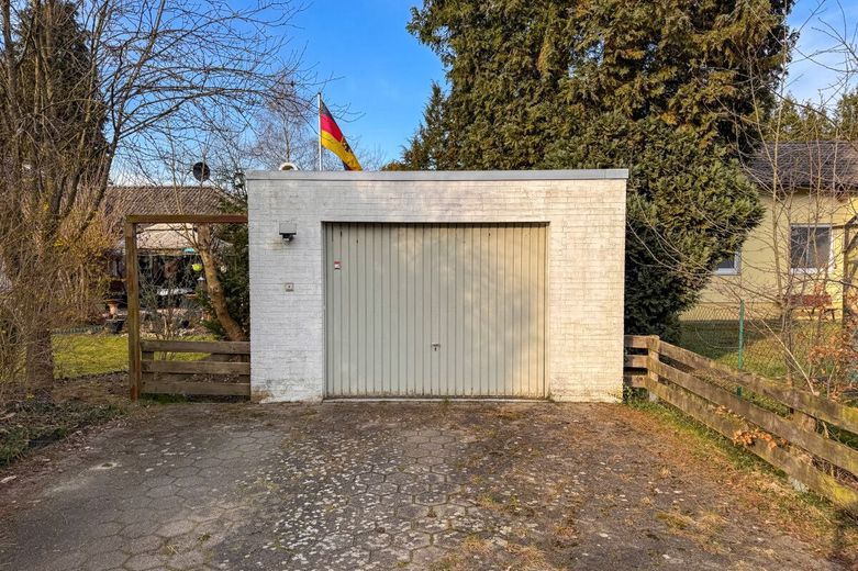 Wohnen auf einer Ebene - Bungalow mit 3 Zimmern, Carport sowie Garage und großen Garten in Garlstedt – Garage