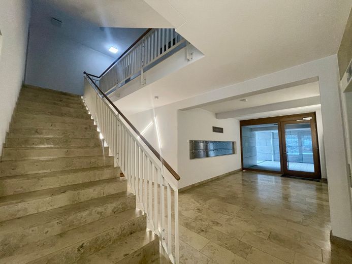 4-Zimmer möblierte Wohnung im Schmargendorf, Gäste WC, Waschraum, Aufzug, Tiefgarage – Eingangsbereich