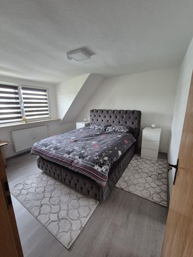 Helle und geräumige 3,5-Zimmer-Dachgeschosswohnung in ruhiger Lage – Schlafzimmer 