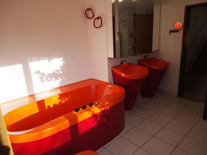 Wohnen im Wald-Panorama: Lichtdurchflutetes Architekten-Juwel in Partenstein – Badezimmer