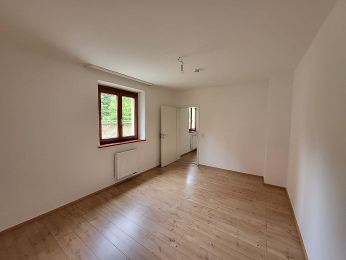 Renovierte 2-Zimmer-Wohnung in Augsburg-Lechhausen – Schlafzimmer zum WZ