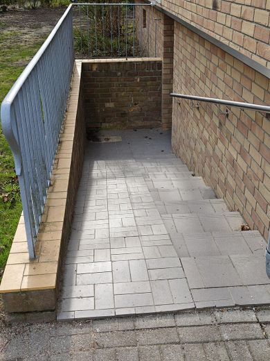 Helle, freundliche  2-Zimmer Wohnung in Hamburg-Uhlenhorst mit Balkon, courtagefrei – Aufgang für Fahrradkeller