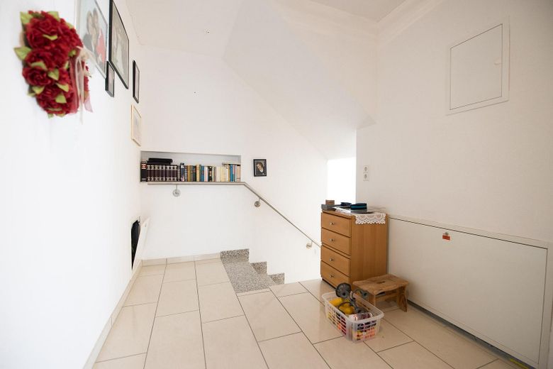 Appartamento di 4 locali senza provvigione a Lörrach-Hauingen – 131 m² vicino al nuovo Dreiland-Klinikum – Flur