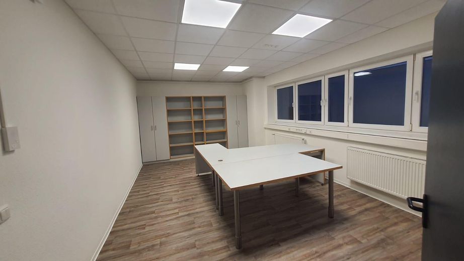 Spazi di magazzino, officina e produzione in affitto – Büro inkl. Mobiliar