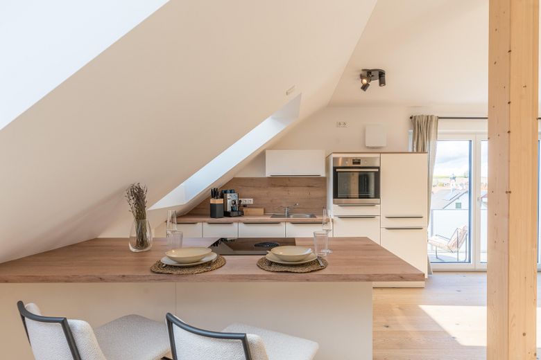 Langenbach | Nuovo bilocale mansardato con cucina BORA e ampio balcone soleggiato – Premium Küche 