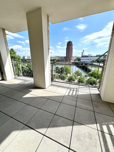 Möblierte 2-Zimmer-Wohnung in erster Reihe zum Main – Südbalkon (leer)