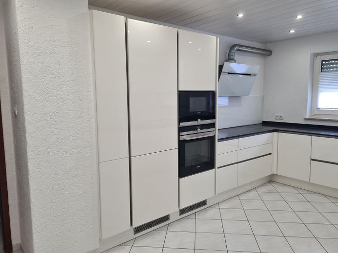 Schöne helle 4 Zimmerwohnung – Küche links