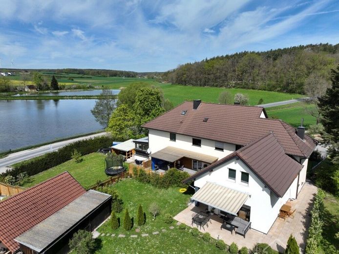 Wer kann bei dem Panorama-Seeblick nein sagen? Einfamlienhaus für Ihre vielfältigen Möglichkeiten – BG 575qm Höchstadt Aischf 006