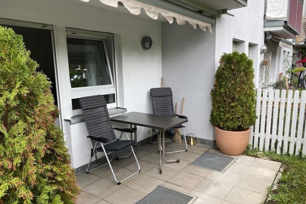 Rareza: apartamento de 2 hab. con jardín y plaza de aparcamiento en ubicación privilegiada (incl. cocina empotrada)