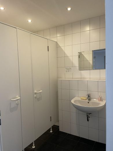 Spazio commerciale al piano terra in posizione favorevole al traffico – Damen-WC