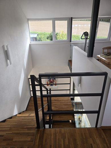 Aydınlık ve huzur verici atmosfere sahip, doğal bahçeli modern mimar evi – offenes Treppenhaus