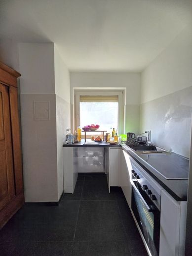 MZ-Oberstadt: Ruhige, sanierte, gut geschnittene 3 Zimmerwohnung, 1. OG, gepflegte Wohneinheit. – Küche2