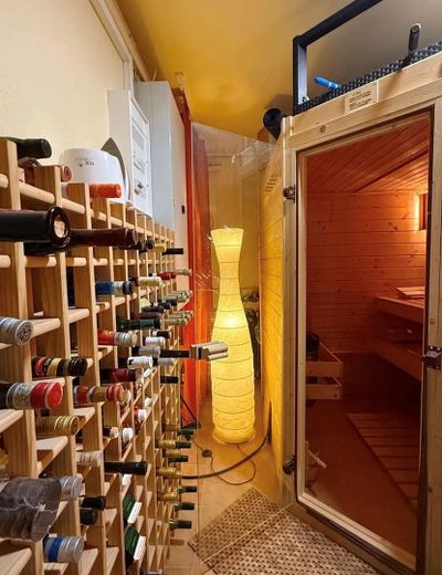 Von Privat an Privat: Außen Understatement – innen exklusiv! – Weinkeller mit Sauna