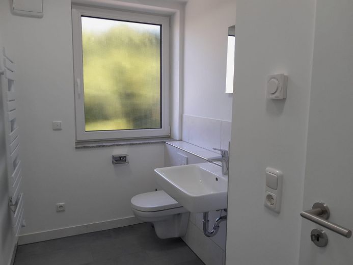 First occupancy after complete renovation/bright apartment approx. 43 m²/in the greenery with balcony/6 min walk to Westpark – Tageslichtbad