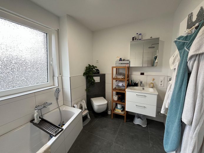 Appartement modernisé de 4 pièces avec terrasse orientée sud, place de parking en garage souterrain et liaison en tramway vers HB – Badezimmer 1