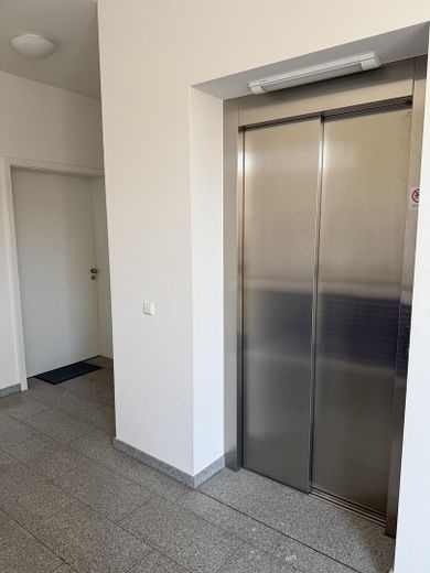 Aufzug und Eingangtüre