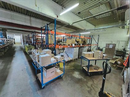 Provisievrij solitair object op toplocatie! Kantoorruimte, productie en veel buitenruimte aan de A1! – Produktionshalle