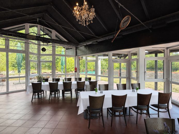 Großes Restaurant/Café mit Sonnenterrasse und zwei Kegelbahnen im Tennisclub TG 49 Bochum – Gastro Saal