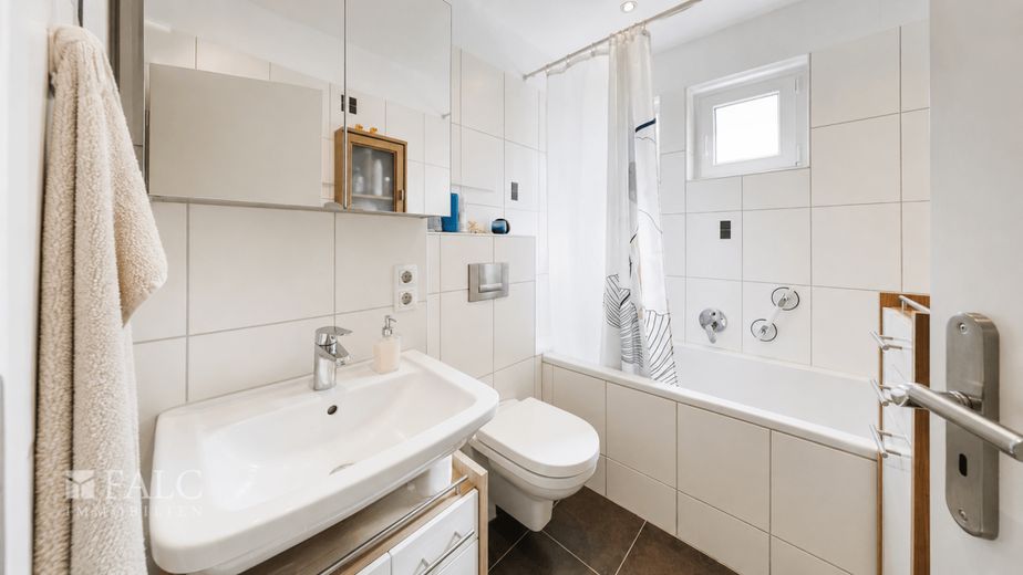 Ihre kleine Wohlfühloase mit Balkon und traumhaftem Gartenanteil! – Badezimmer