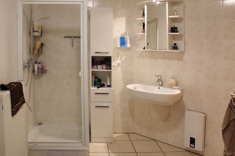 Bad mit Duschabtrennung