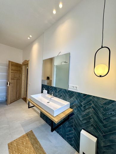 Designbad mit Fischgrätfliesen