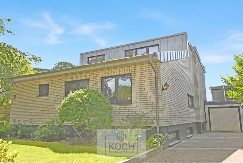 Individuelles Architektenhaus mit schönem Grundstück in ruhiger Lage – Garagenansicht'