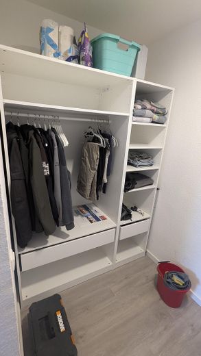 Ruhige 2 Zimmer mit schönen Ausblick ins Grüne – Begehbarer Kleiderschrank